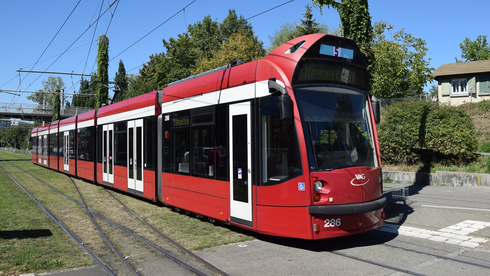 Am 09.09.2020 habe ich diese Straßenbahn mit Hersteller Siemens Nr. 286 in Freiburg im Breisgau aufgenommen.