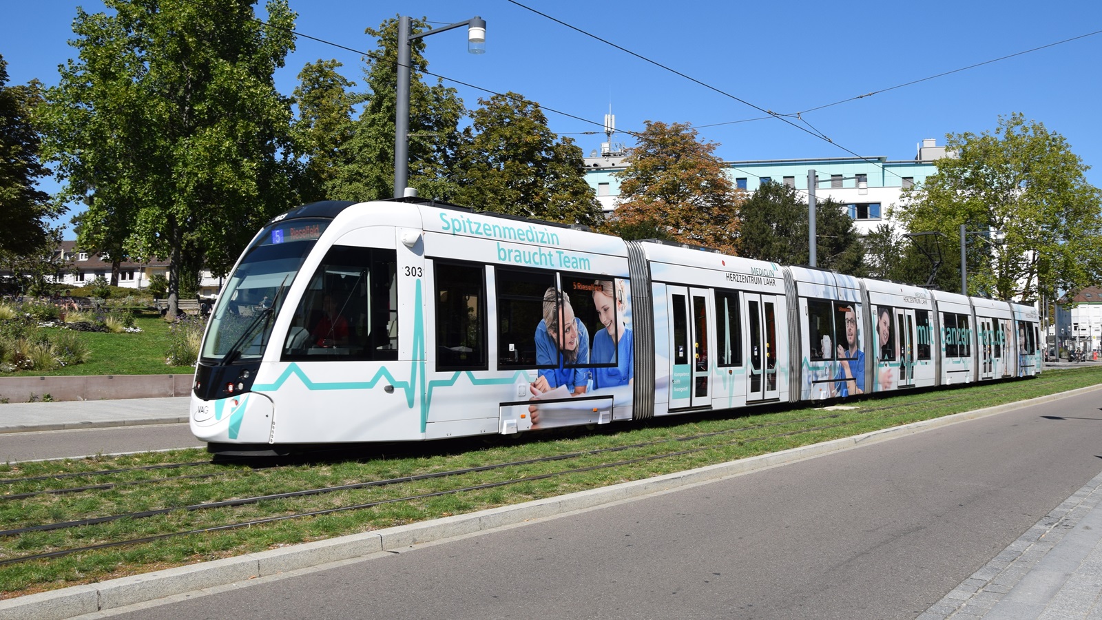 Am 09.09.2020 habe ich diese Straßenbahn mit Hersteller CAF Urbos Nr. 303 in Freiburg im Breisgau aufgenommen.