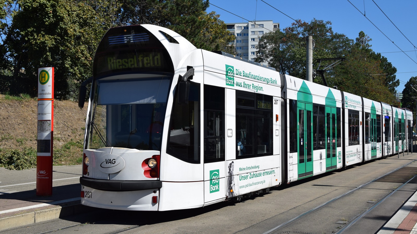 Am 09.09.2020 habe ich diese Straßenbahn mit Hersteller Siemens Nr. 287 in Freiburg im Breisgau aufgenommen.