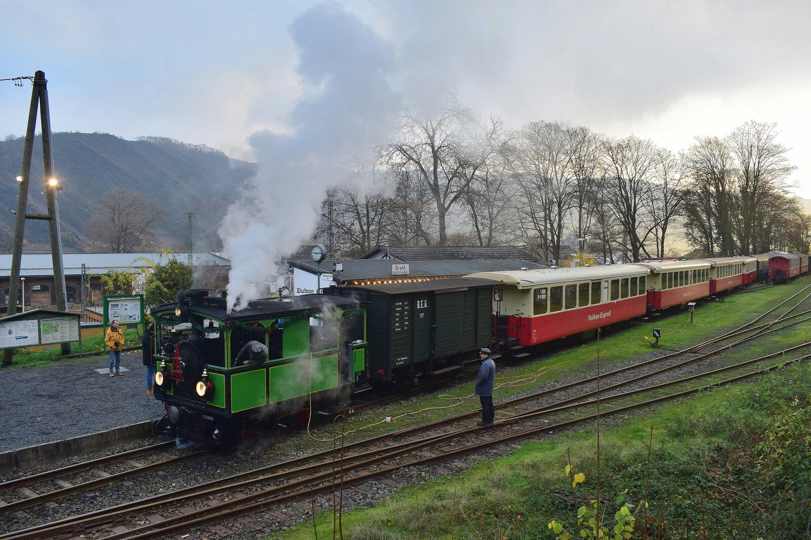 Am 10. und 11. Dezember war die Dampflok Laura der Chiemsee-Bahn bei der Brohltalbahn zu Gast und absolvierte die Nikolausfahrten. Hier steht sie mit dem ersten Zug des Tages nach Niederzissen in Brohl. Als Schublok unterschützte die Schmalspur V160 der Brohltalbahn.

Brohl 10.12.2022