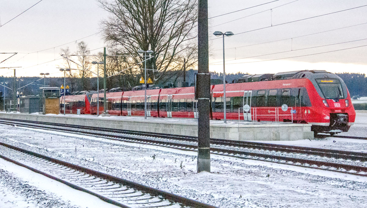 Am 10.12.17 wurde die Nürnberger S-Bahn-Linie 4 von Ansbach nach Dombühl verlängert. 442 223 und 442 244 waren an diesem Tag die dritte Garnitur, die dort von 9:45 bis 10:15 wendete. Die Lokführer hatten sich offensichtlich noch nicht ganz an die Bahnsteiglänge gewöhnt. 