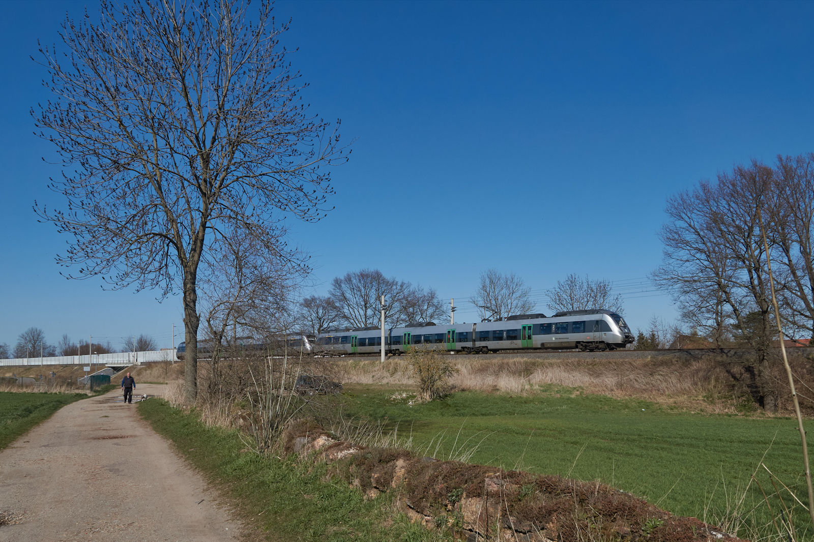 Am 11.04.2022 war eine Doppeltraktion von Talent 2 (1 442) als S5X auf dem Weg von Halle nach Zwickau. Kurz vor dem ehemaligen Abzweig Nobitz befand sich der Zug gerade bei Münsa.