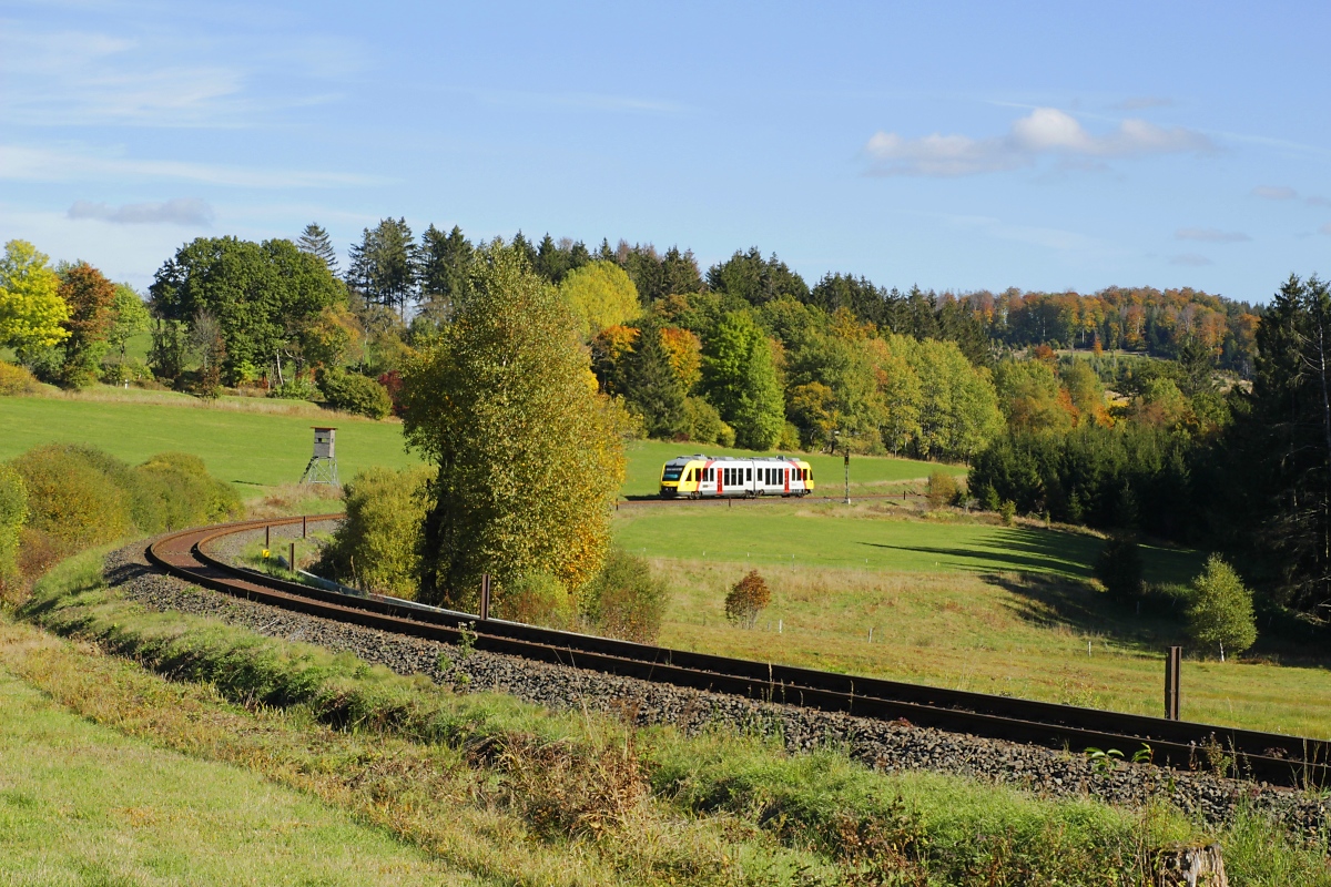 Am 11.10.2022 hat der VT 268 der HLB die Steigung von Erndtebrück nach Lützel fast bewältigt und wird bald den Scheitelpunkt der Rothaarbahn (555 m) erreichen