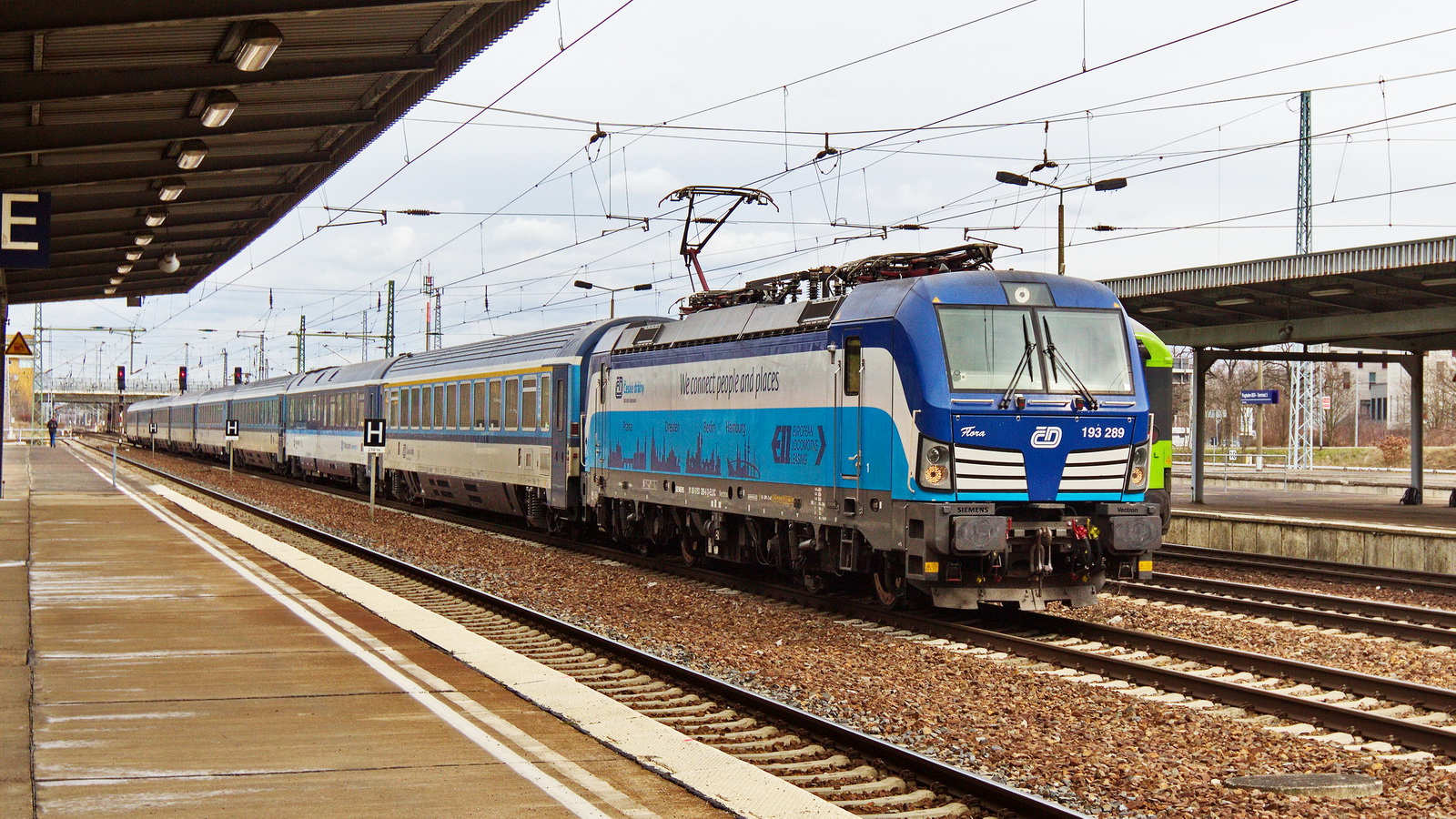 Am 12. März 2023 durchfährt 193 289 den Bahnhof BER - Terminal 5 in Richtung Dresden.