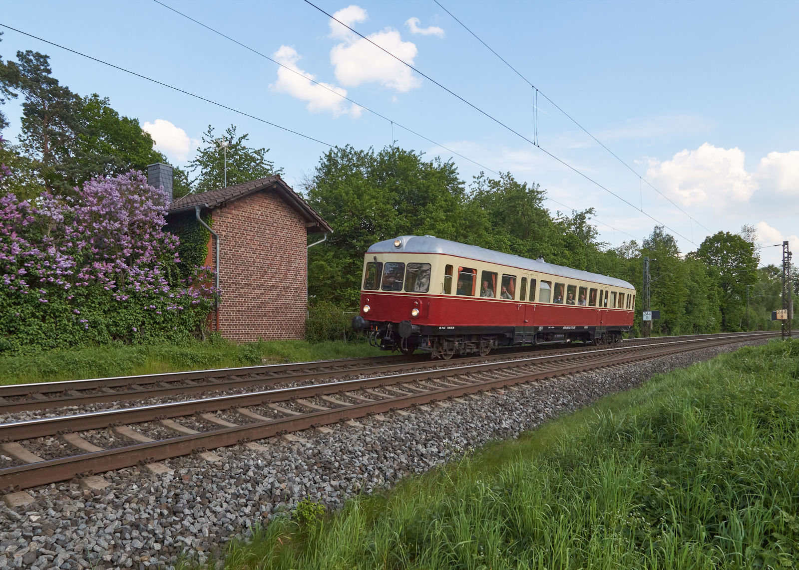 Am 13.05.2023 ging es mit dem T62 der Braunschweiger Verkehrsfreunde nach Bebra. Auf der Rckfahrt wurde die Strecke ber Rotenburg und Kassel-Wilhelmshhe genutzt. Hier befand sich der Zug zwischen Melsungen-Rhrenfurth und Krle