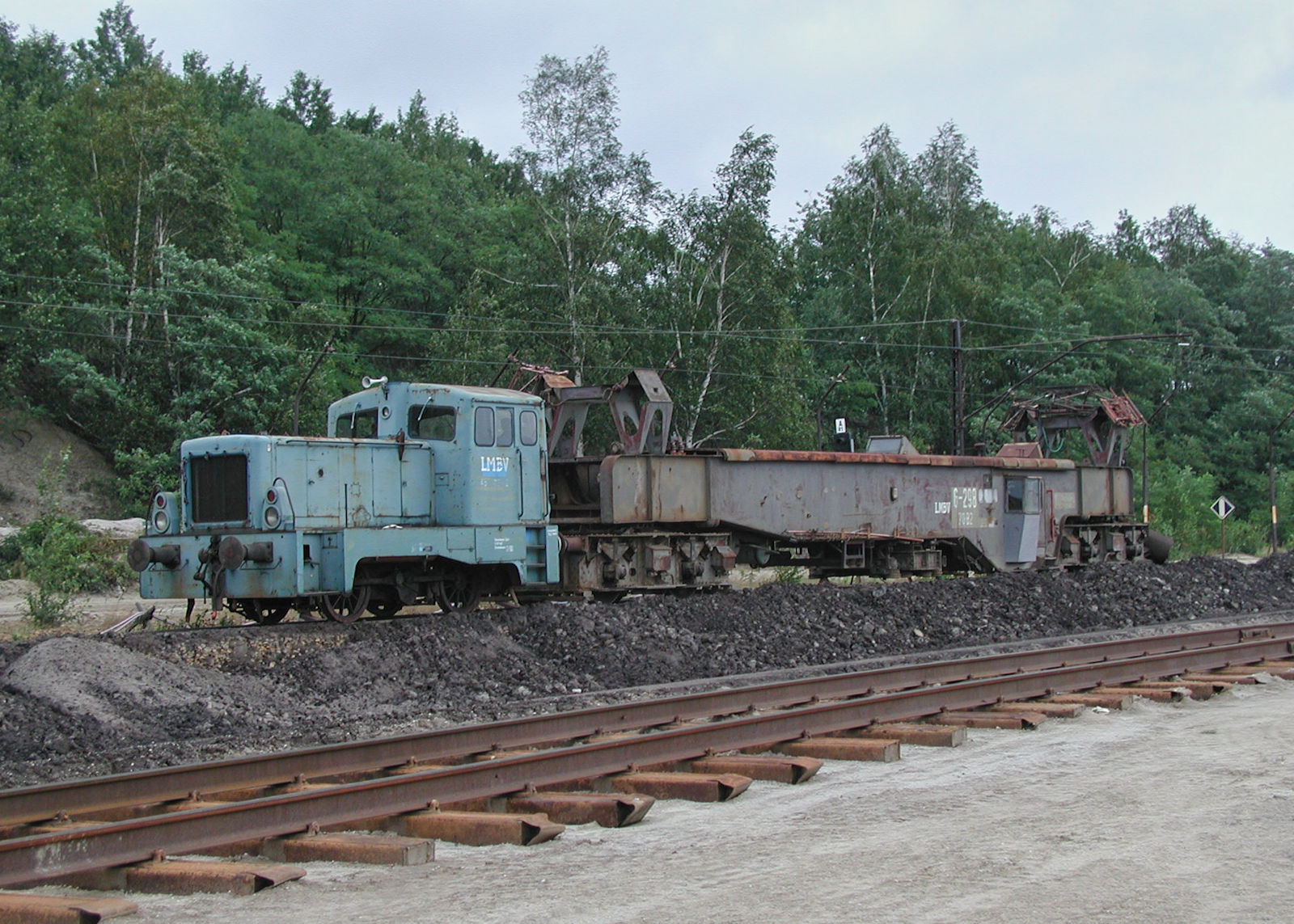 Am 14.08.2004 war der letzte Betriebstag im Tagebau Klettwitz und Klettwitz Nord. Ausgedient hatte damit auch die Gleisrückmaschine G298, welche von der V22 Di 453 abgeholt wurde. 
Anlässlich des letzten Betriebstages war der Zugang zum Gelände problemlos möglich.