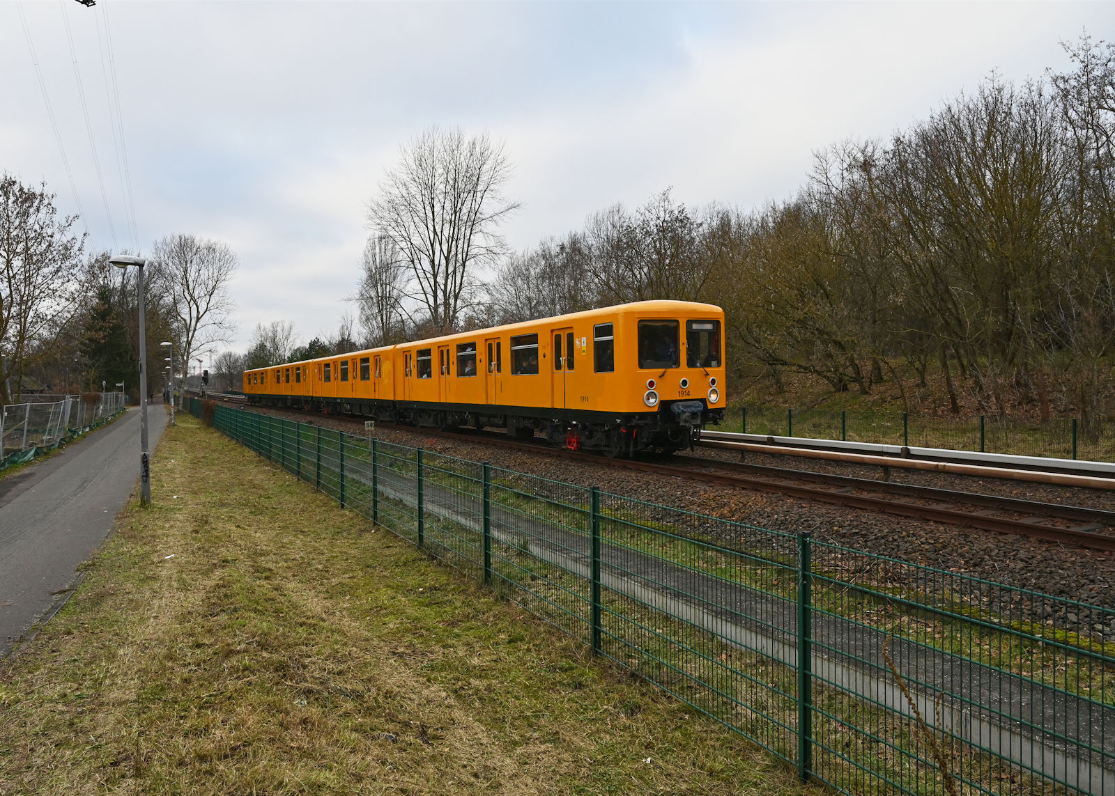 Am 17.12.2023 setzte die Arbeitsgemeinschaft Berliner U-Bahn einen Vier-Wagen-Zug des Typ EIII/5 auf der Linie U5 ein. Hier befand sich der Museumszug aus 1914, 1915, 1916 und 1917 kurz vor dem Bahnhof Biesdorf Sd.
