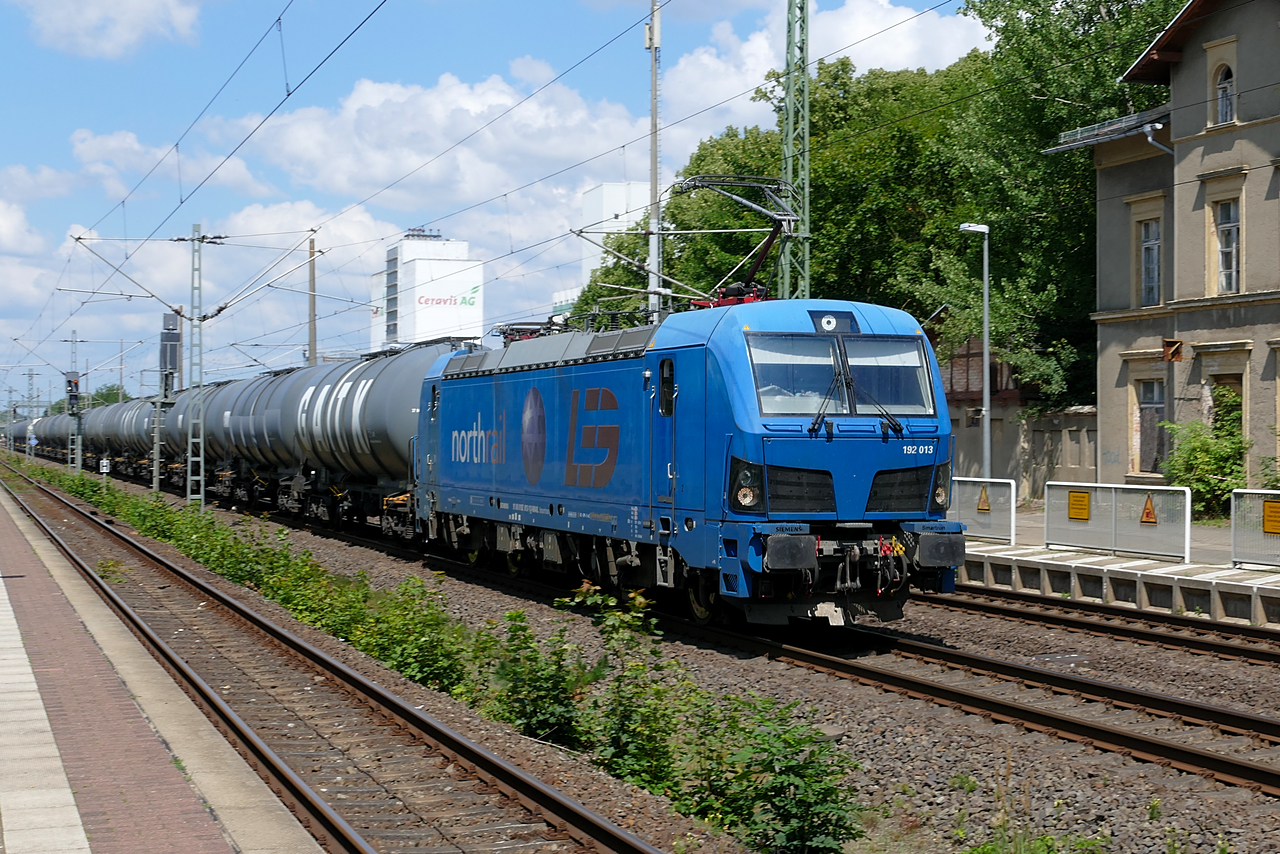 Am 19.07.2025 zieht 192 013 [91 80 6 192 013-1 D-NRAIL] noch vor der Generalsanierung Berlin-Hamburg eine Leine Kesselwagen durch Karst�dt.