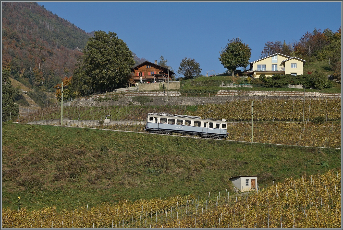 Am 2. November lud die  Association ASD 1914  mit ihrem ASD BCFe 4/4 N° 1  TransOrmonan  zu einer Jass-Fahrt ein. Das Bild zeigt den  Association ASD 1914  ASD BCFe 4/4 N° 1  TransOrmonan  oberhalb des Château d'Aigle auf der Fahrt in Richtung Les Diablerets. Übrigens die angekündigte Abfahrtszeit von 14:20 stimmte nicht ganz, konnte nicht stimmen, denn dem Zug hätte eine Kreuzungsmöglichkeit mit dem Planverkehr gefehlt. 

2. November 2024