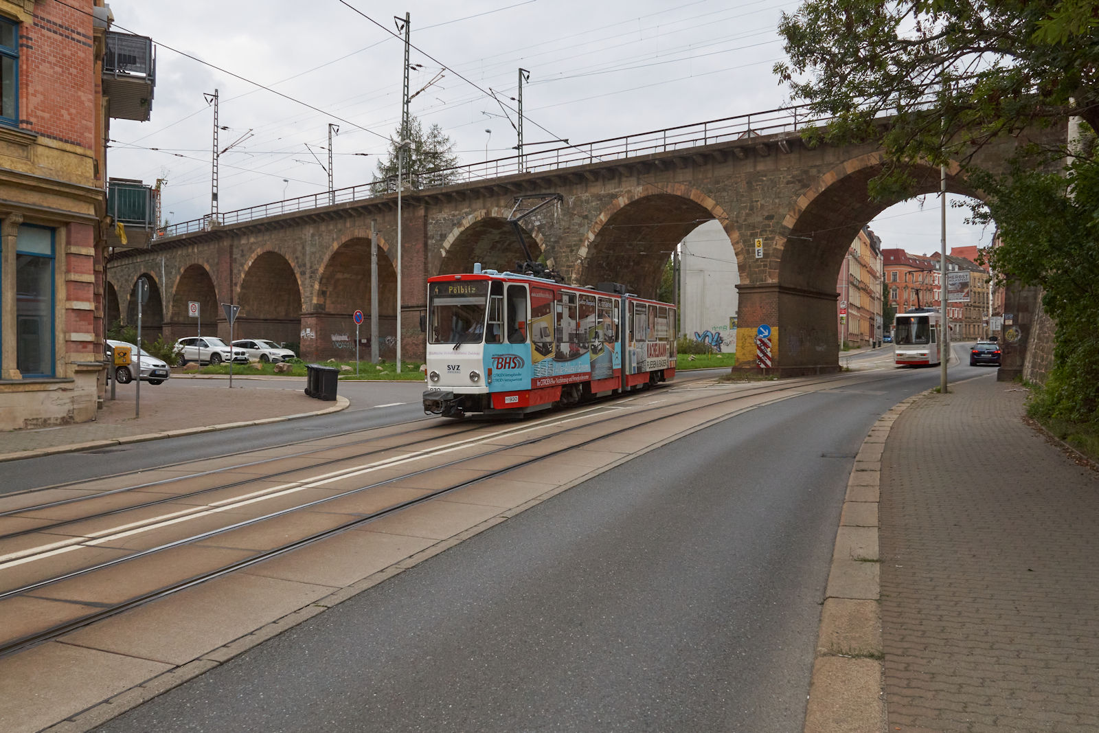 Am 20.09.2021 war KT4D 930 der Städtischen Verkehrsbetriebe Zwickau auf dem Weg vom Klinikum nach Pölbitz. Im Zuge der Werdauer Straße wird der Viadukt der Bahnstrecke Dresden - Zwickau unterquert.