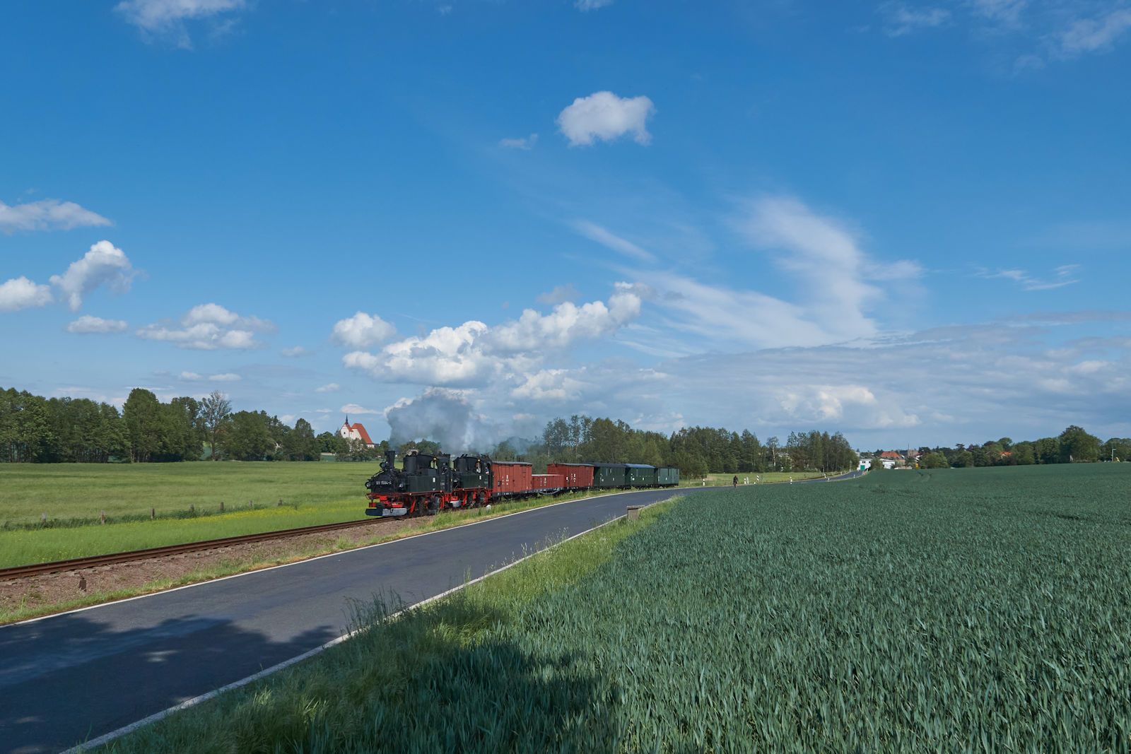 Am 21.05.2022 war ein Güterzug mit Personenbeförderung kurz vor Nebitzschen unterwegs von Mügeln nach Glossen. Gezogen wurde der Zug von den beiden IV k 99 1584 und 99 1568.