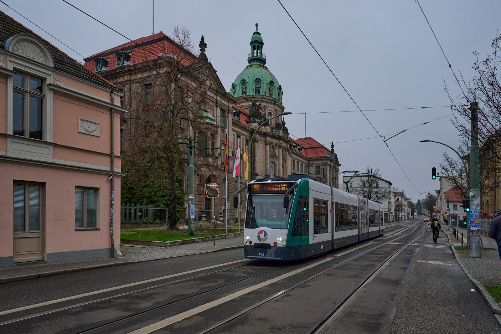 Am 21.12.2025 war Combino 406 der Verkehrsbetriebe in Potsdam auf der Linie 96 vom Campus Jungfernsee zur Marie-Juchacz-Str. unterwegs. In der Friedrich-Ebert-Straße fährt er am Rathaus vorbei.