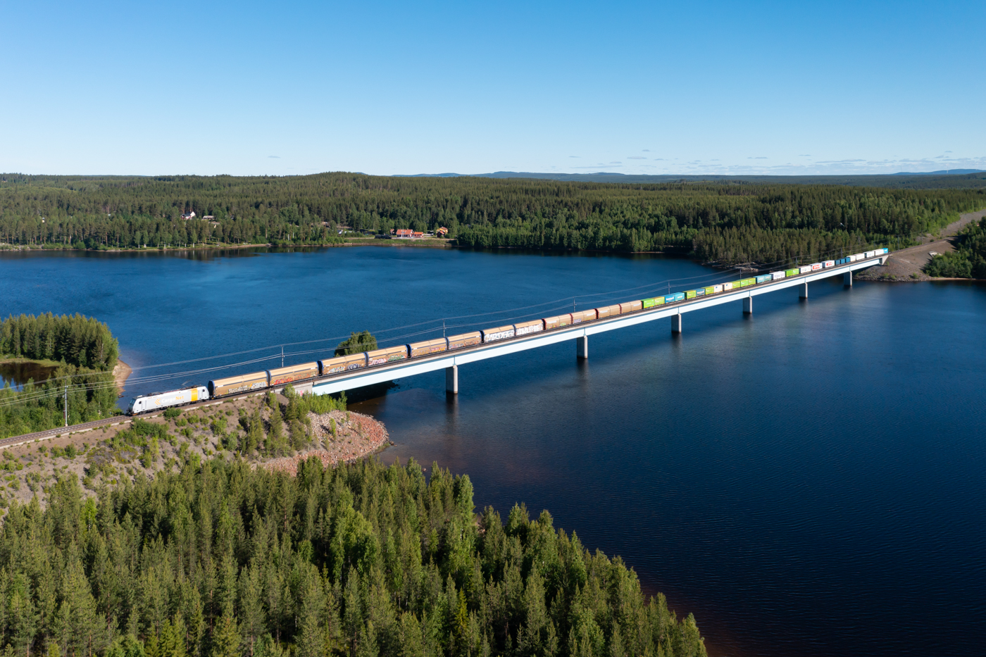 Am 22.06.2022 ist der Arctic-Rail-Express 41919 bei Rengård in Nordschweden unterwegs in Richtung Süden und weiter bis nach Oslo.