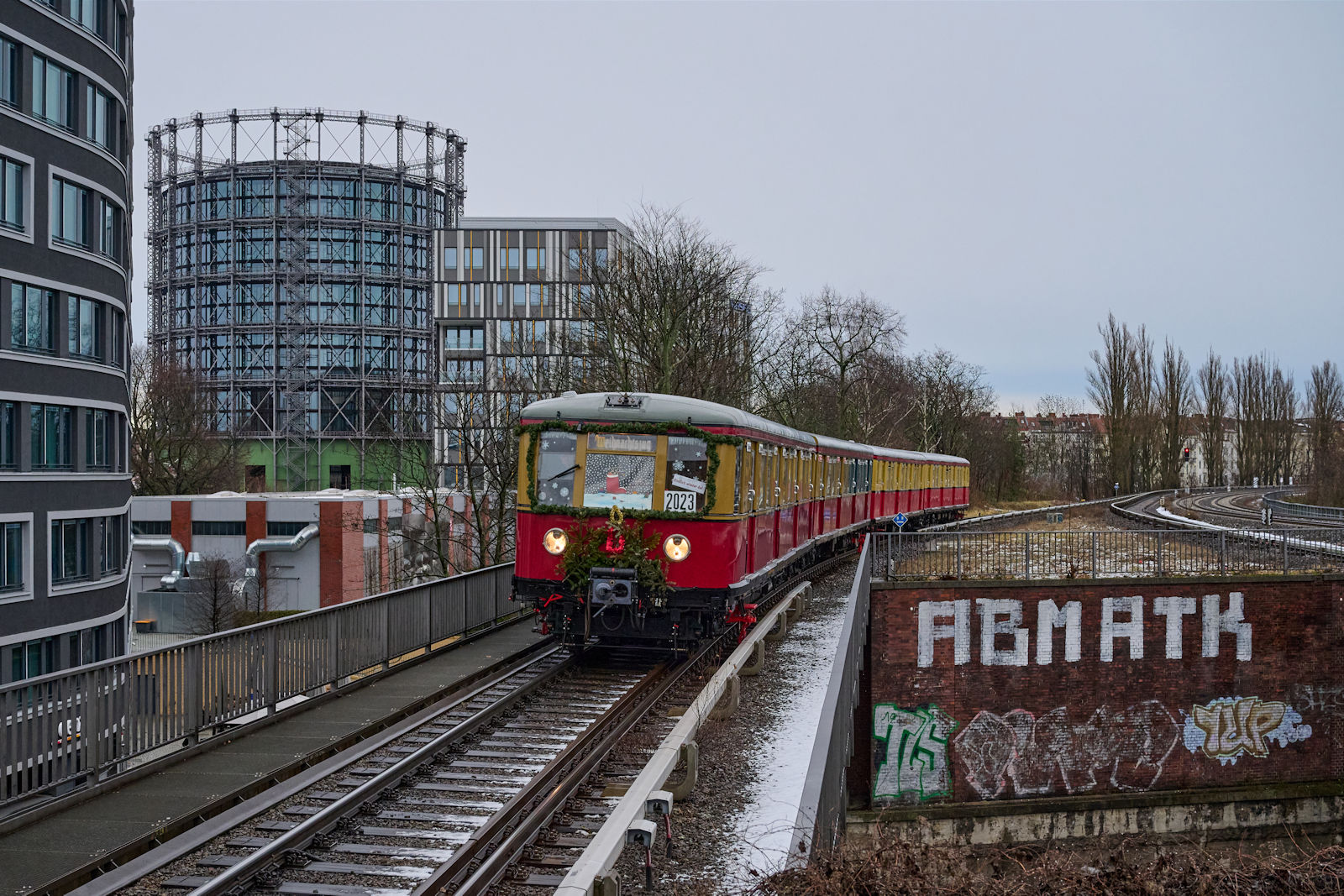 Am 23.12.2023 waren ET/EB 167 006 und 475/875 605 zusammen als Weihnachtszug der Berliner S-Bahn unterwegs. Auf der Fahrt von Grnau nach Charlottenburg fuhr der Zug in den Bahnhof Schneberg ein.
 