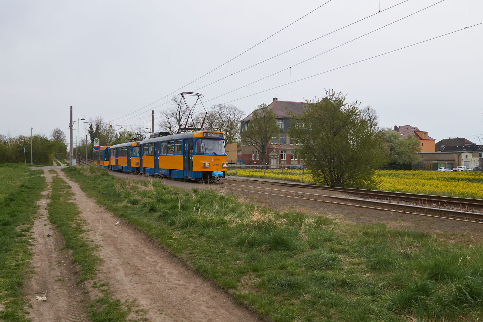 Am 24.04.2022 zog T4D-M 2148 einen N-TGZ auf der Linie 11 in Richtung Schkeuditz. Gerade verlässt der Zug die Haltestelle Hainichen Bismarckturm (Fotoveranstaltung).