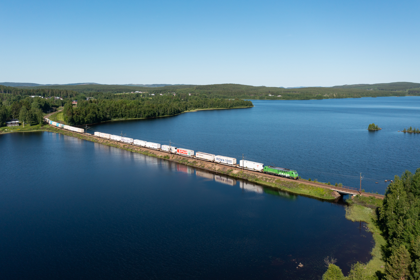Am 24.06.2022 überquert der North-Rail-Express 4034 auf der Fahrt von Oslo nach Narvik den See Björnsjön bei Björnsjö in der nordschwedischen Provinz Västernorrlands län. Zuglok ist die Green Cargo Re 1424.