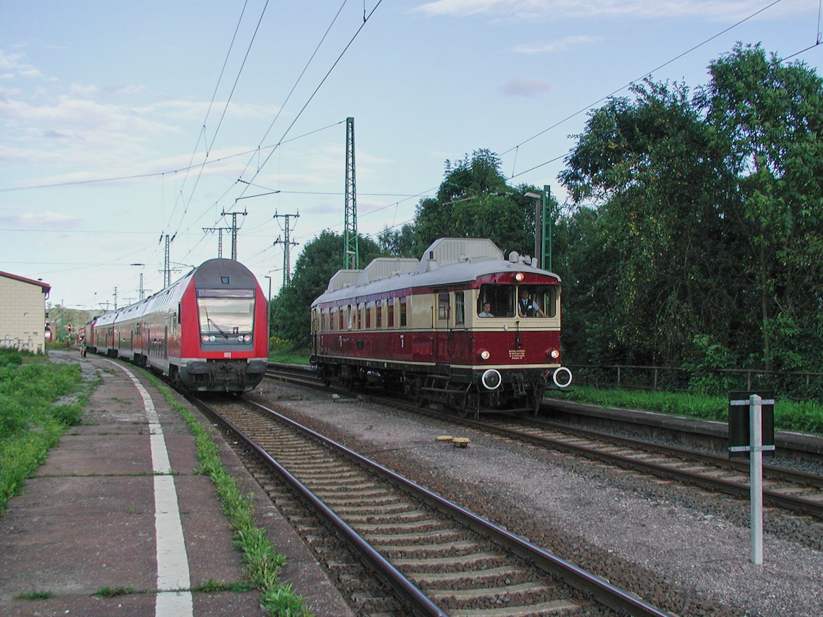 Am 26.08.2005 wurde der WUMAG-VT Nürnberg 761 als Regionalbahn zwischen Großheringen und Straußfurt eingesetzt. Während auf dem Nachbargleis eine andere Regionalbahn angekommen ist, macht sich der Triebwagen in Großheringen wieder auf den Weg.