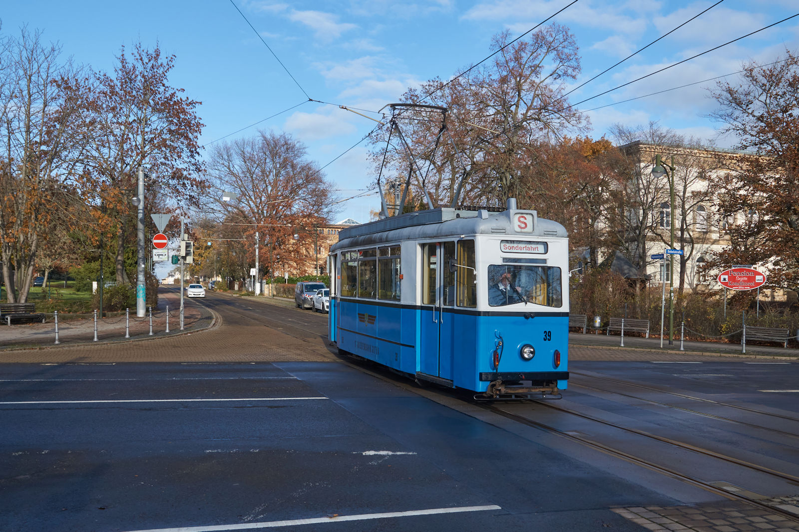 Am 26.11.2022 war ET55 Nr. 39 der Thringerwaldbahn und Straenbahn Gotha als Sonderfahrt unterwegs. Kurz vor dem Ziel am Bahnhof wird die Bebelstrae gekreuzt. Der ET55 stellt den bergang zwischen LOWA- und Gothawagen dar und weist daher noch groe hnlichkeit mit den LOWA-Wagen auf.
