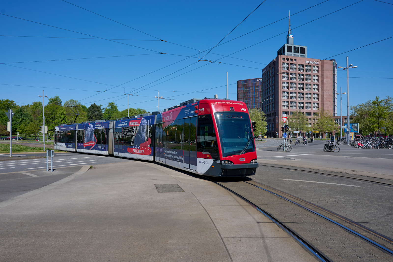Am 27.04.2025 waren bei der Braunschweiger Verkehrs GmbH nur Traminos eingesetzt. 1468 f�hrt auf dem Weg nach St�ckheim in die Haltestelle Hauptbahnhof ein. 