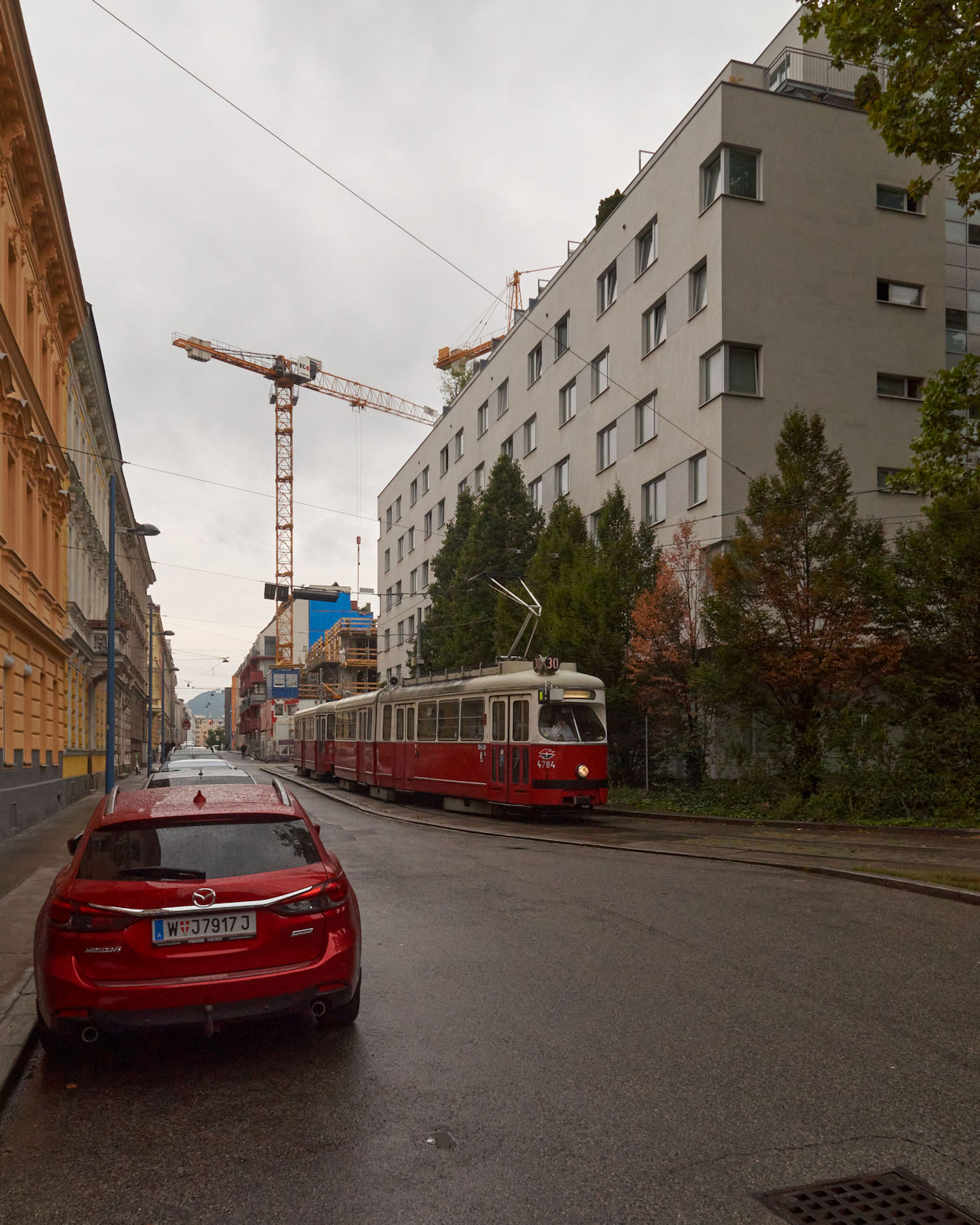 Am 27.09.2021 erreichte ein E1-c4-Zug, bestehend aus E1 4784 und c4 1328 auf Linie 30 von Stammersdorf die Wendeschleife in Wien-Floridsdorf.