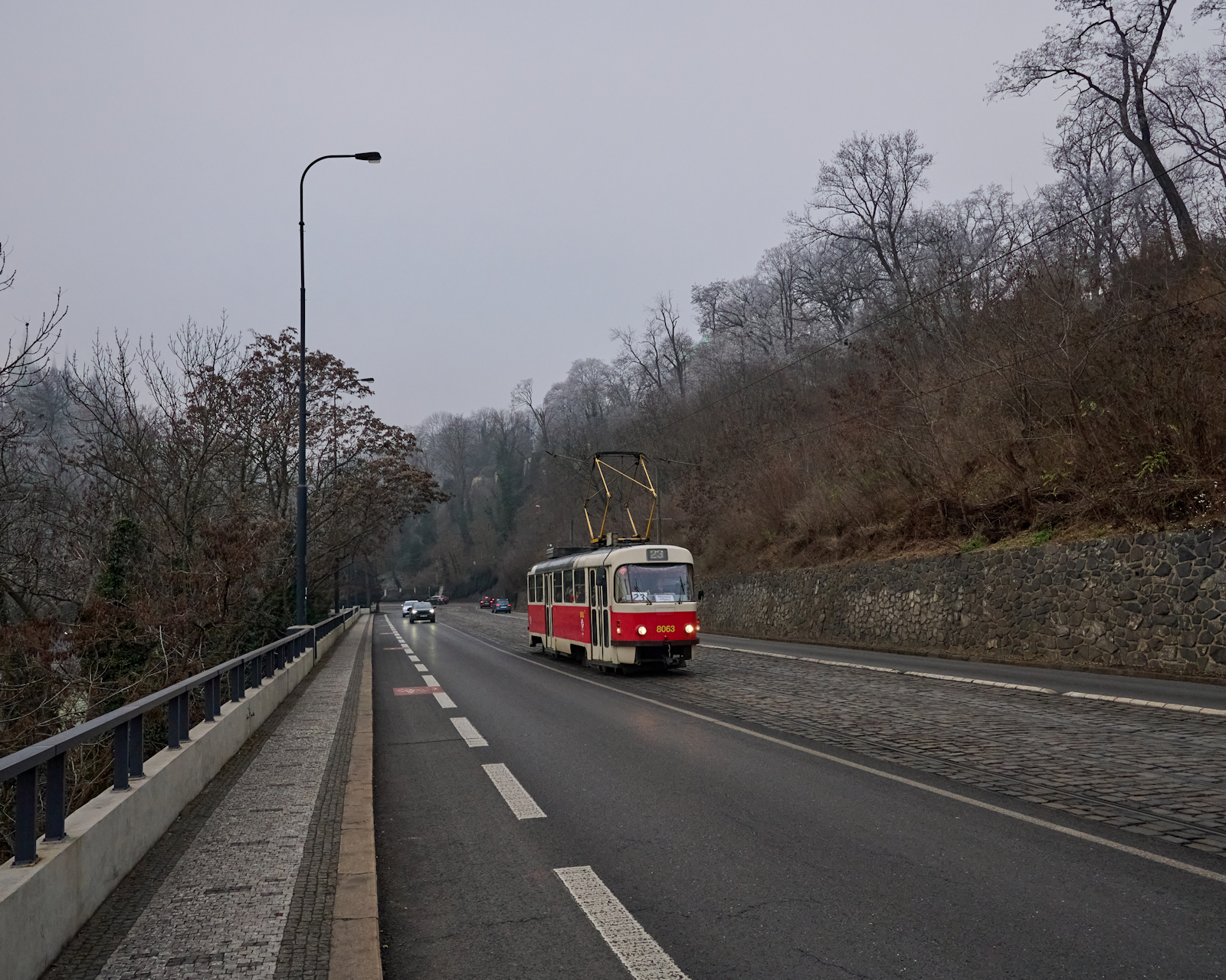 Am 28.12.2024 fuhr der Prager T3M2.DVC 8063 auf Linie 23 in Richtung Krlovka. ber Serpentinen geht es dabei auf den Burgberg. 