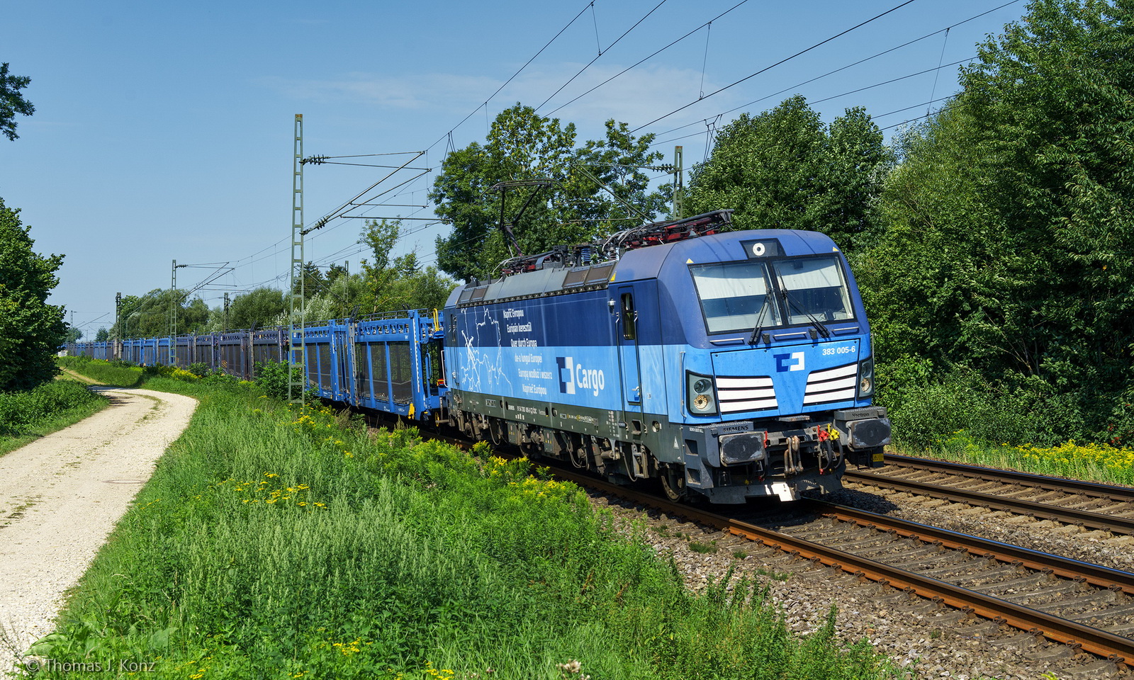 Am 7. August 2025 durchfährt 383 005-6 der ČD Langenisarhofen in Richtung Passau.
