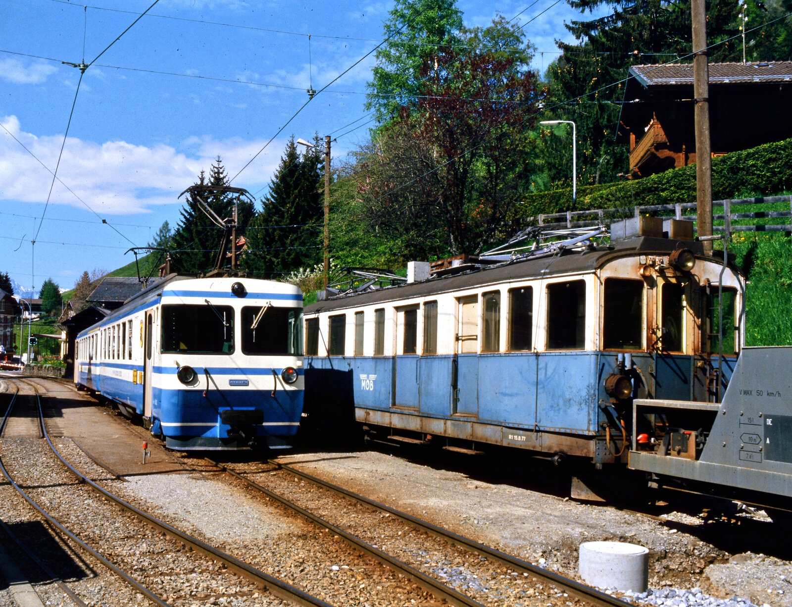 Am Bahnhof Les Avants begegneten sich ein neuerer Lokalzug (Schweizer Baureihe Be 4/4) der Linie Montreux-Les Avants-Montreux und der schon abgestellte Motorwagen BDe 4/4 26 der Montreux Berner Oberland Bahn (18.05.1986)