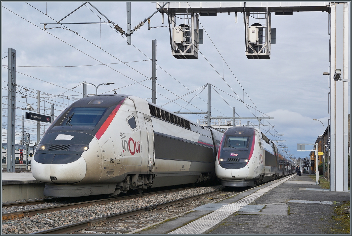 Am Bahnsteig B in Annemasse wartet die SNCF-TGV-Rame 716, der als TGV inoui 6482 aus St-Gervais-les-Bains-Le Fayet eingetroffen ist – auf die Abfahrt nach Paris Gare de Lyon; gleichzeitig ist die TGV-Einheit 716 in der Gegenrichtung als TGV inOui 6473 auf dem Weg nach St-Gervais-les-Bains-Le Fayet und steht auf Gleis A. Die TGV verkehren als Winterferienz�ge.  

21. Februar 2026