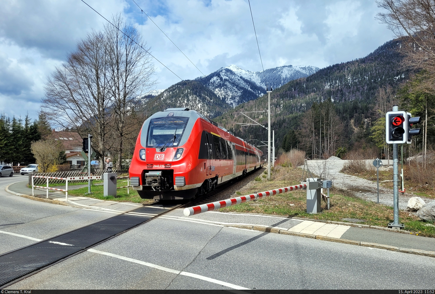 Am Bahnübergang Loisachstraße verlässt 2442 216 (Bombardier Talent 2) den Hp Untergrainau.

🧰 DB Regio Bayern
🚝 RB 5513 (RB60) Pfronten-Steinach–Garmisch-Partenkirchen
🕓 15.4.2023 | 11:52 Uhr