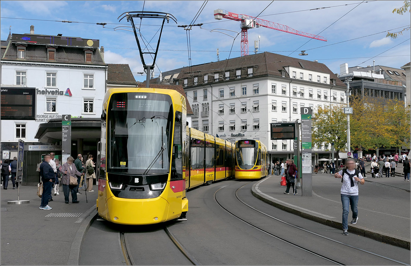 Am Basler Barfüsserplatz - 

... sind die zwei formschönen Tramtypen der BLT zu sehen: Links Stadler Tine 4211, weiter hinten ein Stadler Tango Tram.

17.09.2025 (M)