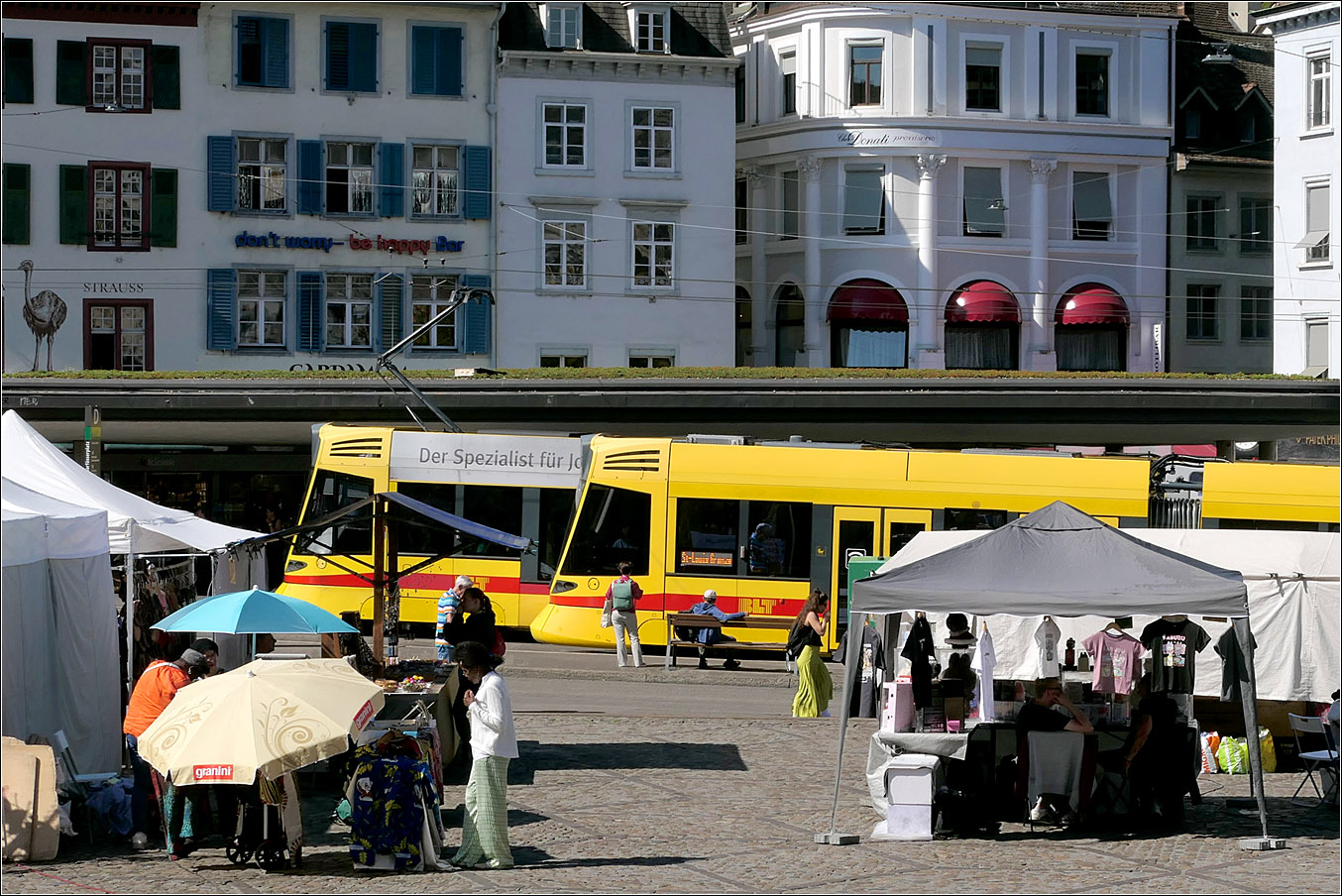 Am Basler Barfüsserplatz - 

Die Märkte auf dem Barfüsserplatz haben direkten Straßenbahnanschluss. Hier sieht man zwei Stadler Tangos der Linie 11 während des Neuwarenmarktes am 18.09.2025 (M)