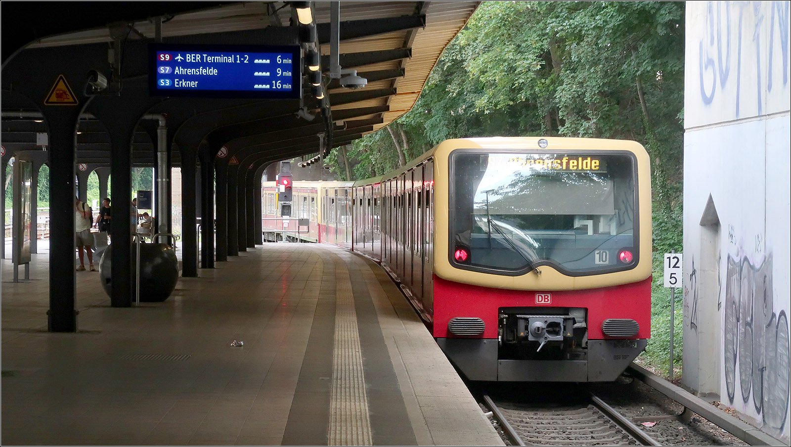 Am Berliner Westkreuz - 

... fährt ein S-Bahnzug der Baureihe 481/482 auf der S7 in Richtung Ahrensfelde ab.

14.07.2023 (M)