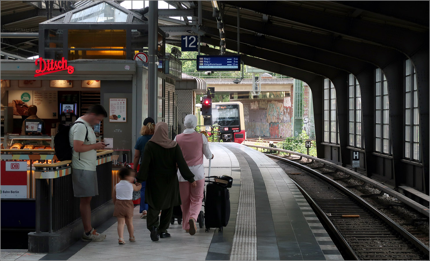 Am Berliner Westkreuz - 

Auch wenn man von als Fahrgast eine Bahn verpasst und sie nur noch um die Ecke entschwinden sieht, muss man nicht lange auf den nächsten Zug der S42 warten, der fünf Minuten später hier einfahren wird.

14.07.2023 (M)
