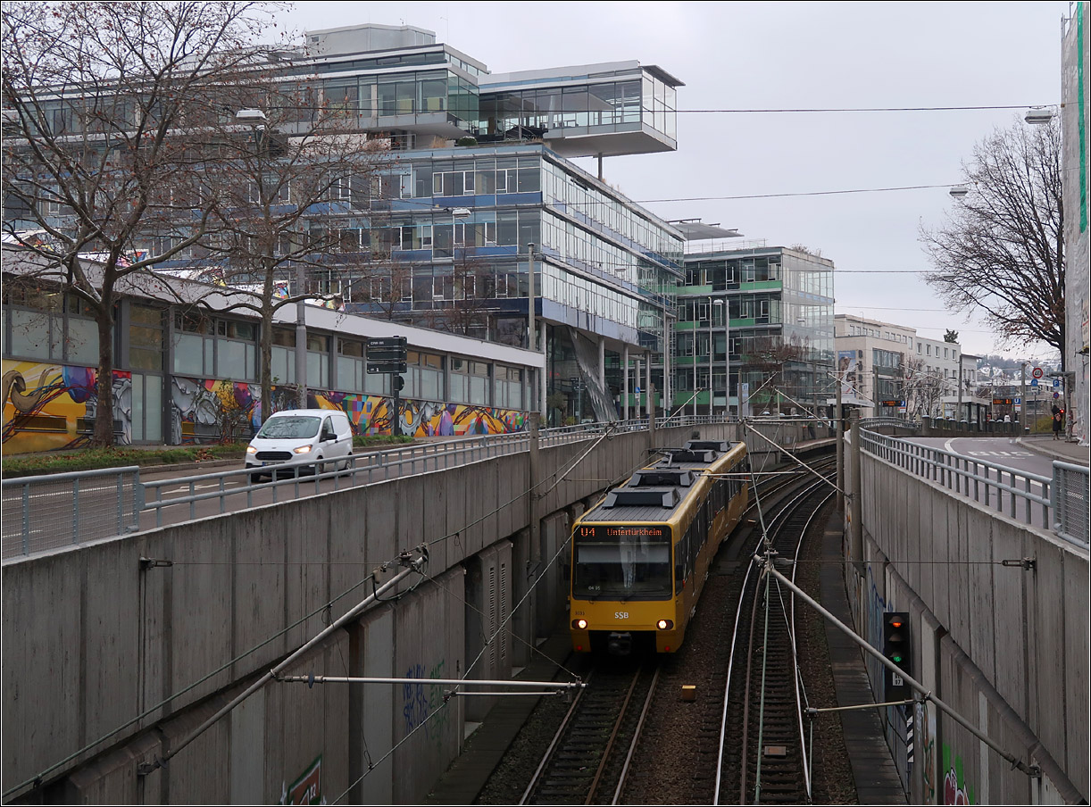 Am Bollwerk geht es runter - 

Seit 1983 fahren an dieser Stelle die Bahnen der SSB in das Tunnelnetz der Innenstadt. Mit diesem Abschnitt ging auch die Station 'Rotebühlplatz' in Betrieb, wo zur S-Bahnstation 'Stadtmitte' umgestiegen werden kann. Im Hintergrund ist die Haltestelle 'Berliner Platz/Hohe Straße' erkennbar, die schon etwas in die Rampe heruntergezogen wurde.

Das markante Bürogebäude an dieser Stelle wird 'Bollwerk' genannt und wurde bis 1997 von Behnisch für die Landesgirogasse errichtet.

23.01.2023 (M)

