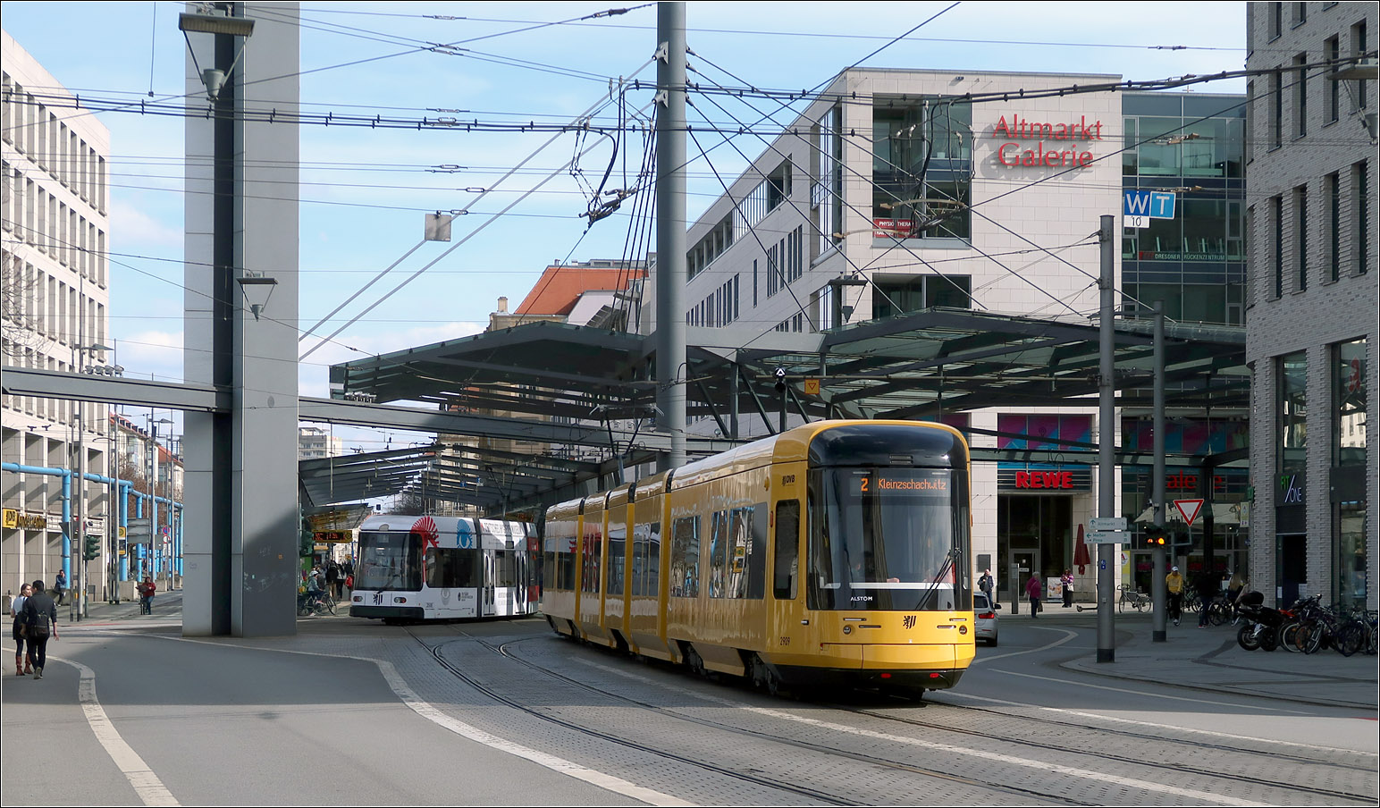 Am Dresdner Postplatz - 

... wird NGT DXDD Wagen 2909 gleich in die Haltestelle in der Wilsdruffer Straße einfahren.

22.03.2023 (M)
