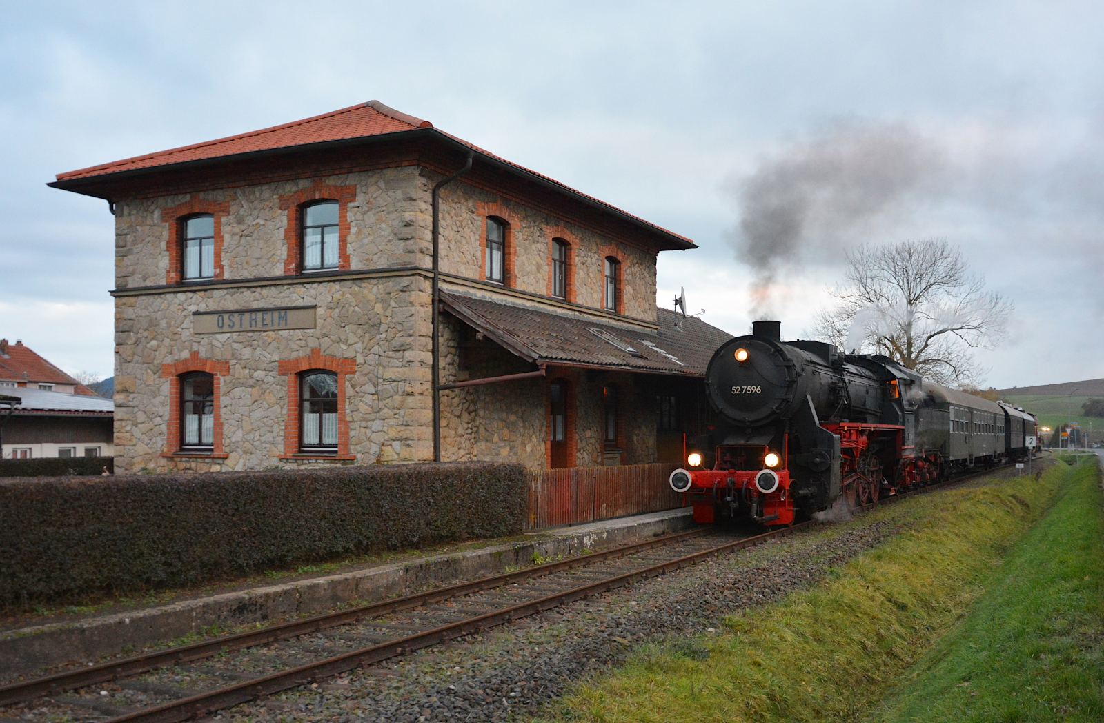 Am dritten Adventswochenende (10. - 11.12.2022) weilten die Eisenbahnfreunde Zollernbahn (EFZ) mit ihren Dampflokomotiven 01 519 und 52 7596 bei den Spur1-Tagen in Mellrichstadt. Die Güterzugmaschine 52 7596 bespannte gemeinsam mit der V60 734 des Fränkischen Freilandmuseums – FFM das „Rhön-Zügle“, bestehend aus zwei 3. Klasse Donnerbüchsen des FFM und dem Bn-Wagen der NeSA, zwischen Mellrichstadt und Ostheim bzw. Fladungen.
