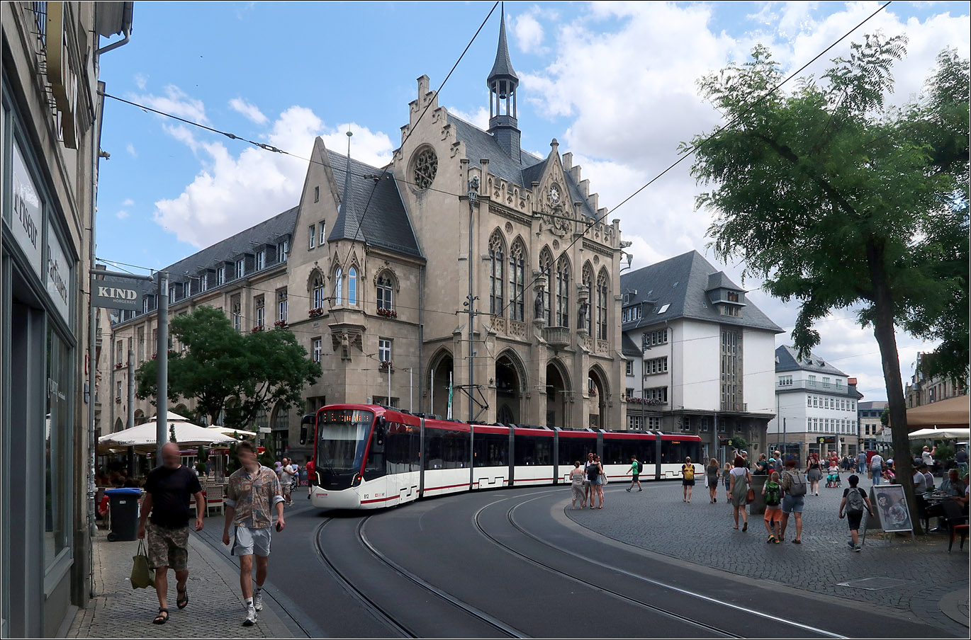 Am Erfurter Rathaus - 

Die 42 Meter langen siebenteiligen Tramlink-Bahnen von Stadler sind in Erfurt seit 2021 im Einsatz. Hier durchfährt Wagen 812 den Bogen auf dem Fischmarkt vor dem Erfurter Rathaus. Obwohl das Netz als 'Stadtbahn' bezeichnet wird, handelt es sich um eine klassische Straßenbahn mit hohem Ausbaustandard.

12.07.2023 (M)