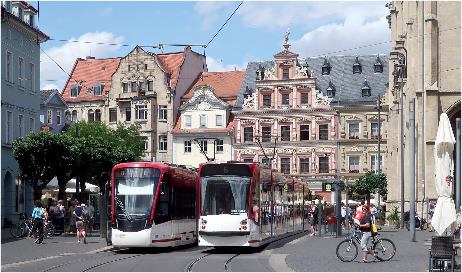 Am Fischmarkt - 

An der Haltestelle Fischmarkt/Rathaus in der Erfurter Innenstadt begegnen sich zwei Straßenbahnen unterschiedlicher Generationen.
Links ein Stadler Tramlink 813 auf der Linie 3, rechts Siemens Combino Avanced 651 auf der Linie 6.

12.07.2023 (M)