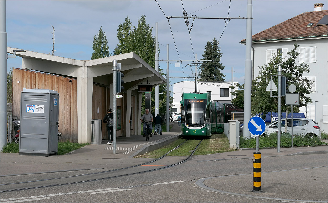 Am Grenzübergang Schweiz/Frankreich - 

Flexity 2 5043 fährt nach der Schleife in den Bahnsteig in Richtung Basel ein.

17.09.2025 (M)