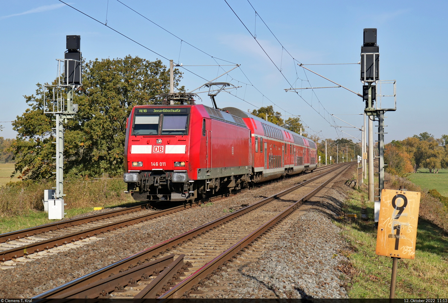 Am km 9,1, der an der Saalebrücke nördlich von Schkopau verortet ist, war 146 011-2 mit ihren drei Dostos anzutreffen.

🧰 Elbe-Saale-Bahn (DB Regio Südost)
🚝 RE 4887  Saale-Express  (RE18) Halle(Saale)Hbf–Jena-Göschwitz
🕓 12.10.2022 | 11:13 Uhr
