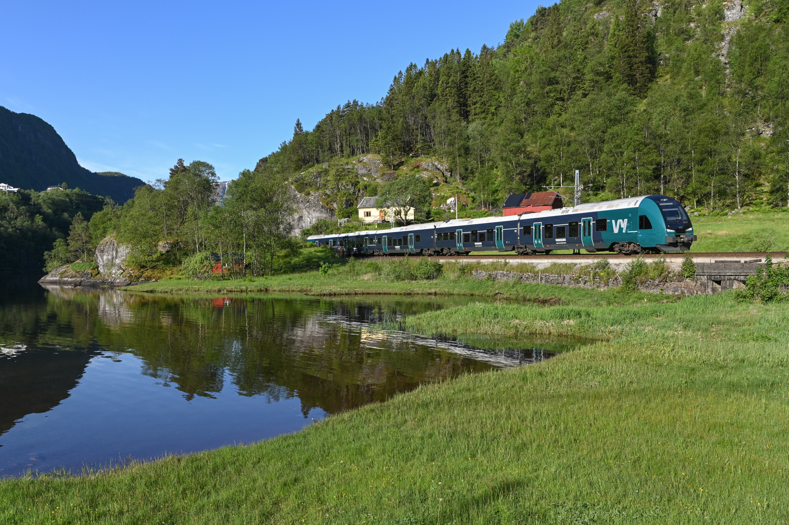 Am Morgen des 07.06.2022 ist Zug 1804 von Bergen in Richtung Voss unterwegs. Hier kurz hinter Stanghelle.