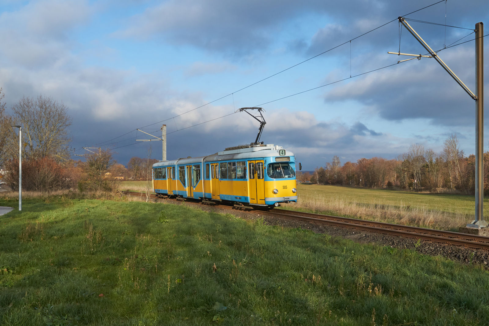 Am Nachmittag des 26.11.2022 war Tw 505 der Thüringer Wald- und Straßenbahn Gotha auf dem Weg von Gotha nach Bad Tabarz. Der Zug befand sich kurz vor der Haltestelle Schnepfenthal.
