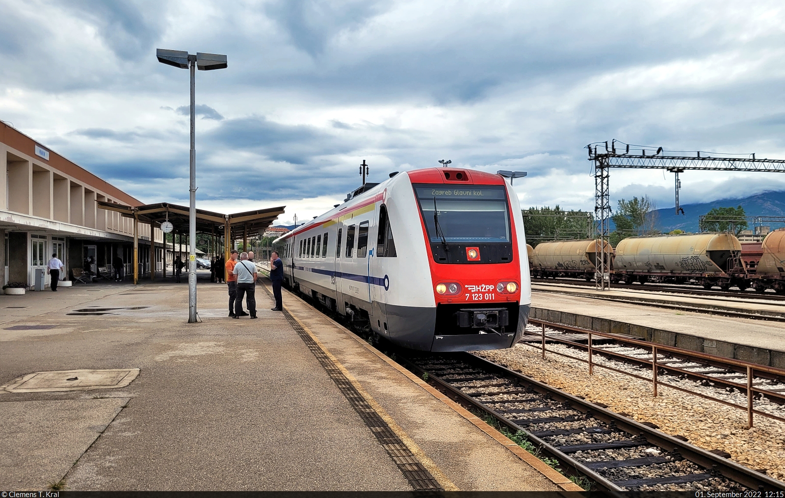 Am nächsten Tag wurde sich früh aus dem Bett geschält, um nach Split (HR), dem endgültigen Ziel nach über einer Woche, zu gelangen. Um 7:30 Uhr setzte sich 7123 011 (95 78 7123 011-7 HR-HŽPP | Bombardier RegioSwinger) in Zagreb Glavni Kol. (HR) in Bewegung und braucht etwa sechs Stunden bis in die Hafenstadt an der Adria. Wegen des geringen Preises lohnte sich eine Buchung für die 1. Klasse. Wie die 2. Klasse war diese aber ebenfalls voll besetzt, weil einige Bahn-Mitarbeiter der Güterverkehrs-Sparte HŽ Cargo noch mitreisten.
Manche von ihnen vertreiben sich gerade die Pause auf dem Bahnsteig von Knin (HR), ehe sich der Neigezug weiter durchs Gebirge schlängelt.

🧰 HŽ Putnički prijevoz (HŽPP)
🚝 ICN 1521  Dioklecijan  Čakovec (HR)–Split (HR)
🕓 1.9.2022 | 12:15 Uhr