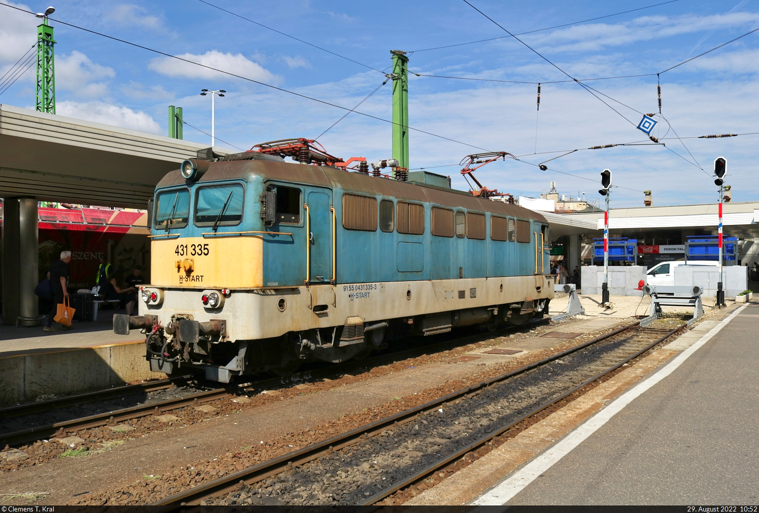 Am Prellbock von Gleis 4 des Bahnhof Budapest-Déli pu (HU) wartet 431 335-3, bis die Wagen, mit denen sie vorher eingefahren ist, von einer Schwesterlok herausgezogen werden.

🧰 MÁV
🕓 29.8.2022 | 10:52 Uhr