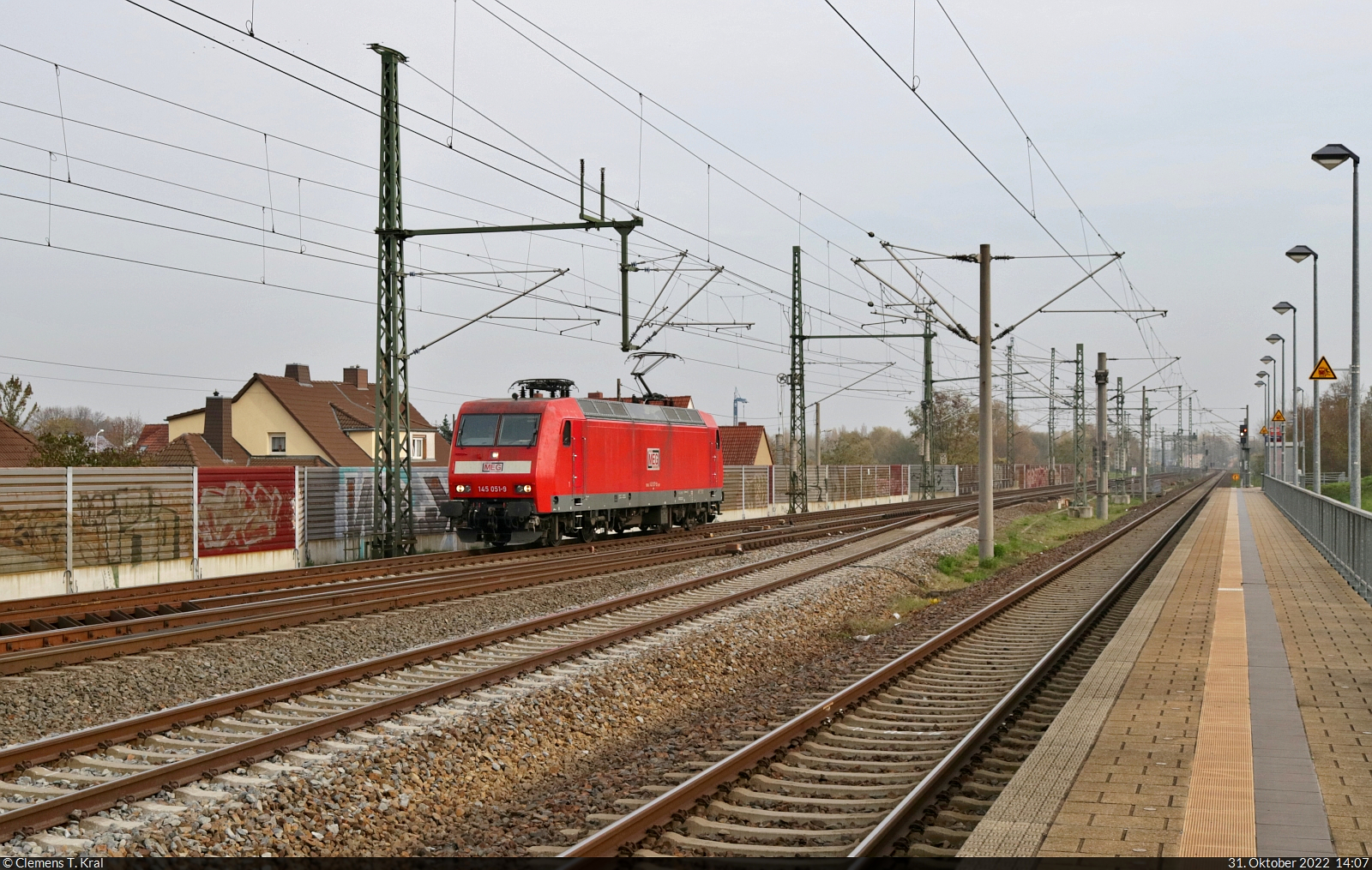 Am Reformationstag passiert 145 051-9 ohne Anhang den Hp Halle Messe stadteinwärts.

🧰 DB Cargo, vermietet an die Mitteldeutsche Eisenbahn GmbH (MEG)
🕓 31.10.2022 | 14:07 Uhr