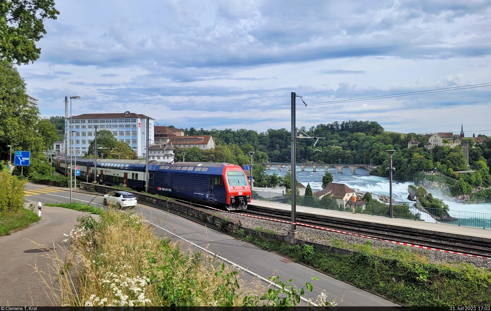Am Rheinfall entlang: Re 450 005-4  Kilchberg  bei der Ausfahrt in der Haltestelle Neuhausen Rheinfall (CH).

🧰 S-Bahn Zürich (SBB)
🚝 S9 Schaffhausen (CH)–Uster (CH)
🕓 31.7.2023 | 17:03 Uhr