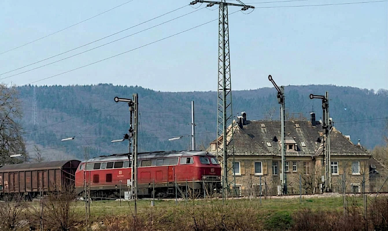 Am sp�ten Vormittag dieses Vorfr�hlings-Sonntags verl�sst eine V 180 (218) mit dem Eilzug Freiburg - Ulm den Bahnhof Schelklingen in Richtung Ulm. Zu dieser Zeit liefen in den Eilz�gen h�ufig noch gedeckte G�terwagen f�r den dringenden St�ckgutverkehr mit.
24. M�rz 1968