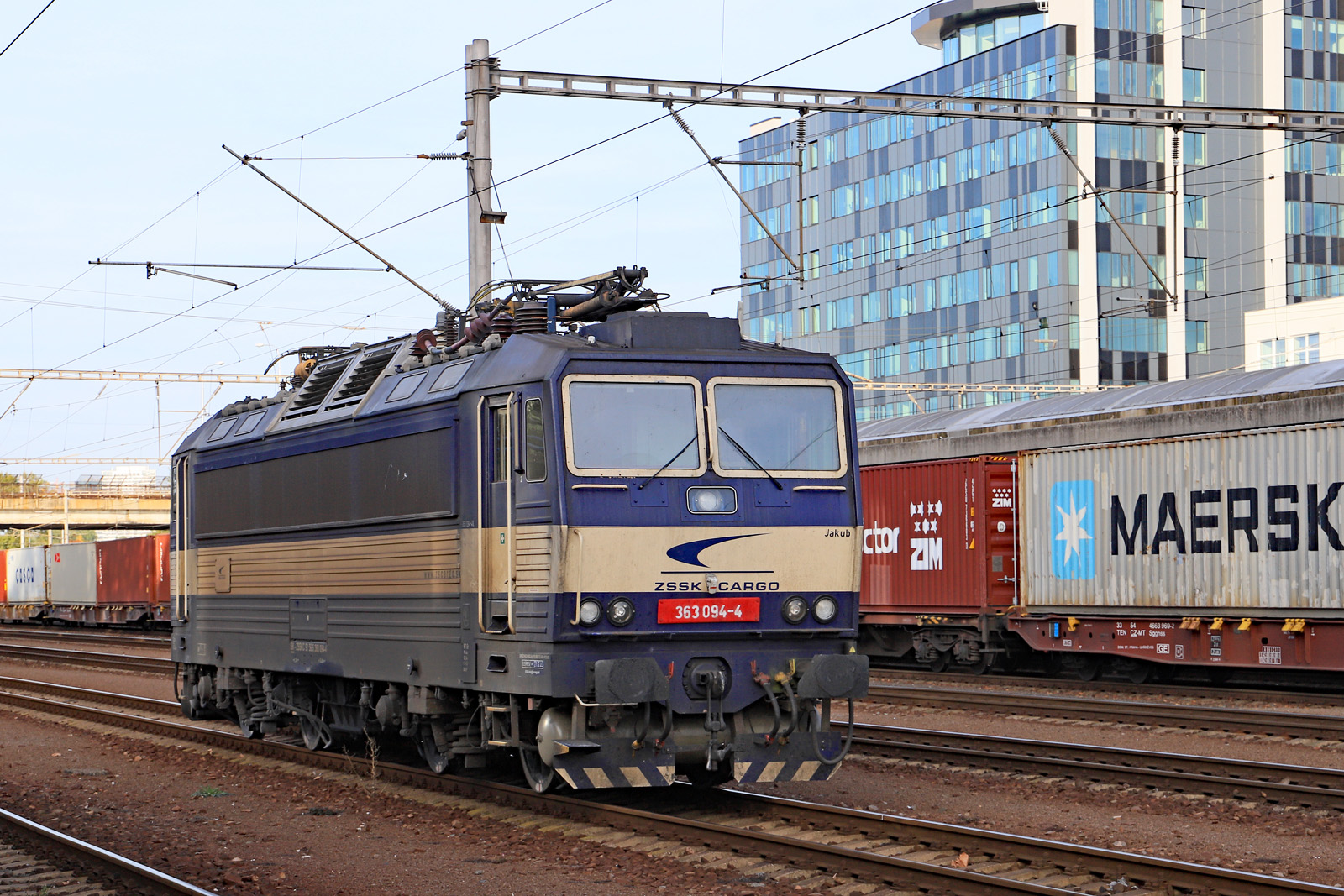 Am Spätnachmittag des 06.10.2022 hat die 363 094 - 4 der Cargosparte von ZSSK im Bahnhof Bratislava-Petržalka eine kleine Pause. Die ES 499.1 verirren sich derzeit recht selten in diesen grenznahen Bahnhof 