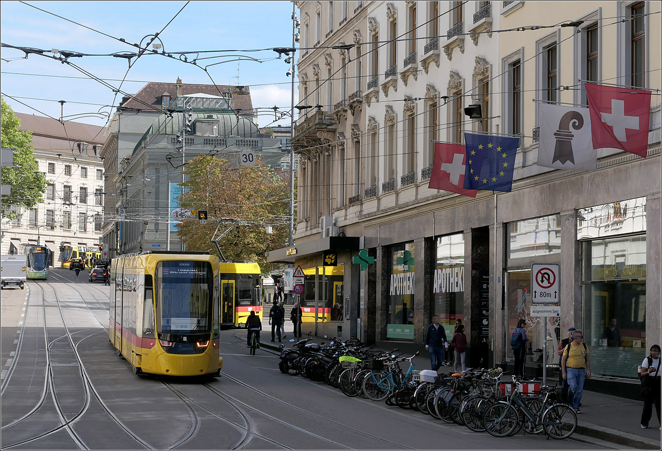 Am Steinenberg - 

Nachschuss auf ein Stadler Tina-Tram, das in die Theaterstrasse abbiegt.

17.09.2025 (M)