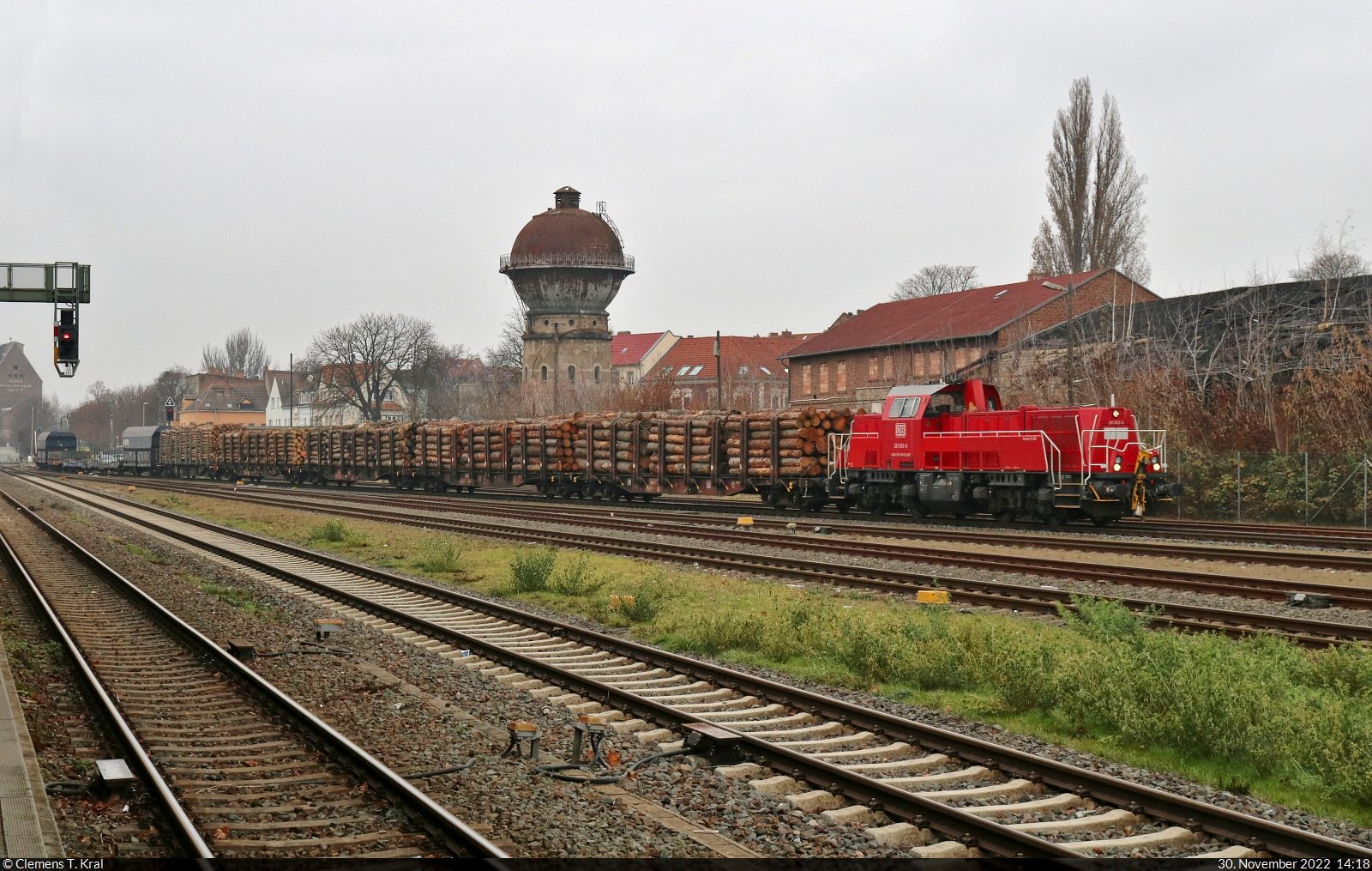 Am trüben letzten Novembertag zieht 261 093-9 (Voith Gravita 10 BB) den Nahgüterzug von Blankenburg Nord nach Magdeburg-Rothensee durch den Bahnhof Aschersleben.
Aufgenommen vom Hausbahnsteig.

🧰 DB Cargo
🕓 30.11.2022 | 14:18 Uhr
